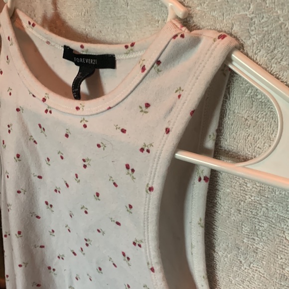 white cropped tank top with rose design - Picture 3 of 4